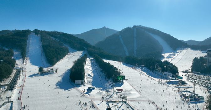 쾌청한 하늘 아래 모나 용평 스키장 풍경입니다. 관련 이미지