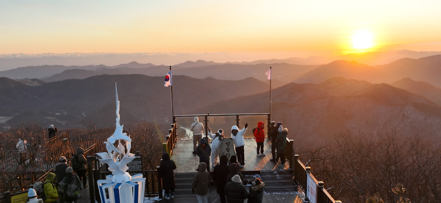 해발 1458m 발왕산 정상, 2026년 첫 일출입니다. 관련 이미지